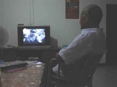 昨日，古藺，69歲的楊正元獨(dú)自在家看電視