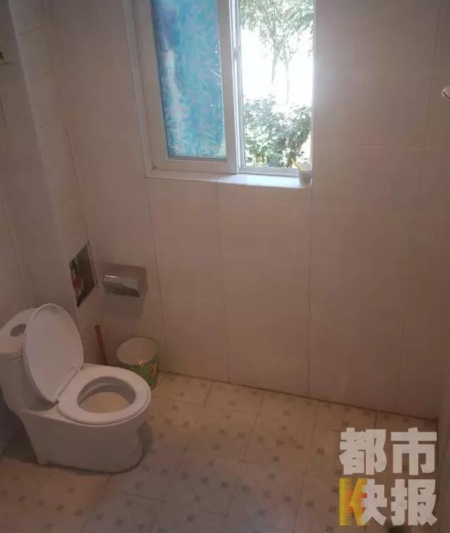 西安市戶縣草堂鎮的李家巖村，有多戶人家經營著農家樂，但昨晚發生的這件事情打破了這里的寧靜。村民：“縣上的、鎮上的警察，還有村干部好多人在那兒，說是女的在衛生間生產，把娃從窗子扔下來?！鞭r家樂員工：“(聽說)直接從二樓扔下來了，呀，太殘忍了?！弊蛲淼氖?，很多人今早才聽說，震驚之余更感到惋惜。記者今天在高冠西五巷口找到了大家所說的農家樂，一夜過去了，作為和那名女顧客有過交集的老板娘，心情仍然很沉重。
