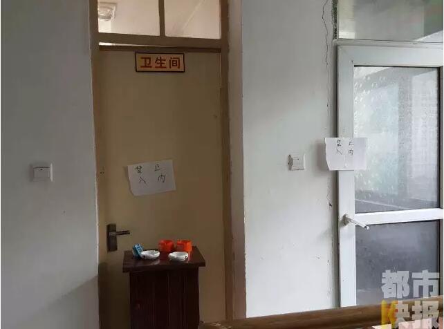 當馮女士走出大門，繞到院子的側面時，衛生間窗戶下方草叢中的一幕，讓她驚出了一身冷汗。農家樂老板娘馮女士：“就是孩子，旁邊帶著胎盤?！弊蛲硎稽c半事發后，馮女士報了警，很不幸，男嬰已經死亡。涉及的兩個房間，暫時被封鎖，里面已經清理干凈。隨后記者也從轄區草堂派出所了解到，這兩男一女三人是朋友關系，女子的年齡大概是二十二三歲。該女子事發后被送往醫院，同行的兩名男子當時被警方帶去派出所接受了筆錄調查后，已經離開了派出所。