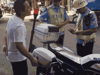 廣西梧州一男子騎車(chē)違法加裝遮陽(yáng)傘，辱罵腳踹執(zhí)法交警被拘