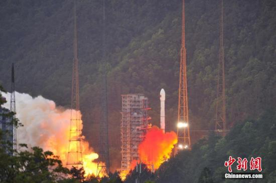 4月12日19時04分，中國西昌衛(wèi)星發(fā)射中心成功發(fā)射實踐十三號衛(wèi)星。 葉樂峰 攝