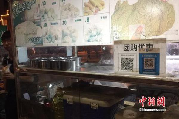 不少小商販都用上掃碼支付。中新網 吳濤 攝