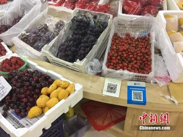 某水果攤，收款二維碼貼在顯眼位置。中新網 吳濤 攝