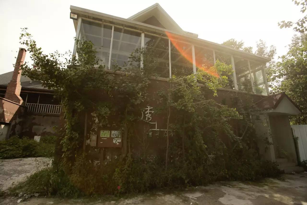 ▲失戀博物館位于北京市通州區(qū)宋莊鎮(zhèn)的一個(gè)重創(chuàng)空間內(nèi)，這里是一個(gè)藝術(shù)家集聚區(qū)。