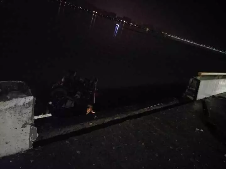 今天凌晨，杭州一對環衛工夫婦被車撞進錢塘江