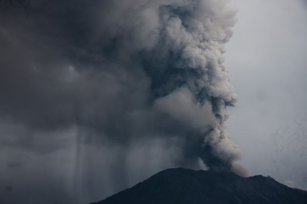 這是11月28日在印度尼西亞巴厘島拍攝的噴發火山灰的阿貢火山。新華社發