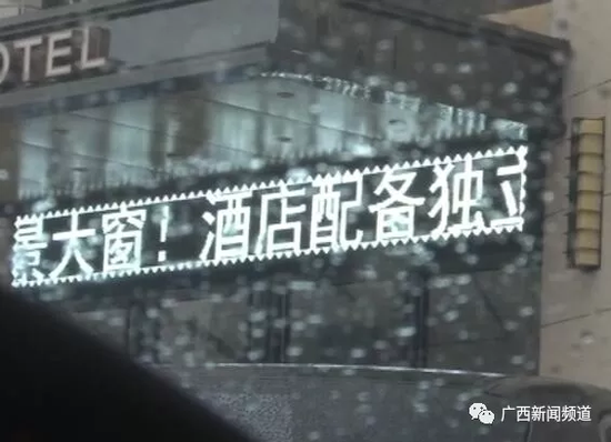于是，民警將這一情況匯報(bào)給指揮中心，請(qǐng)求120醫(yī)護(hù)人員到達(dá)現(xiàn)場急救。