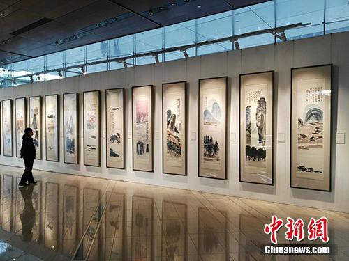 齊白石作品《山水十二條屏》在北京展出。<a target='_blank' _fcksavedurl='http://www.chinanews.com/' _fcksavedurl='http://www.chinanews.com/' >中新網</a>記者 宋宇晟 攝 齊白石作品《山水十二條屏》在北京展出。<a target='_blank' _fcksavedurl='http://www.chinanews.com/' _fcksavedurl='http://www.chinanews.com/' >中新網</a>記者 宋宇晟 攝