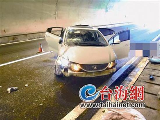 小車在龍巖高速隧道內翻車，擋風玻璃脫落。 臺海網 圖
