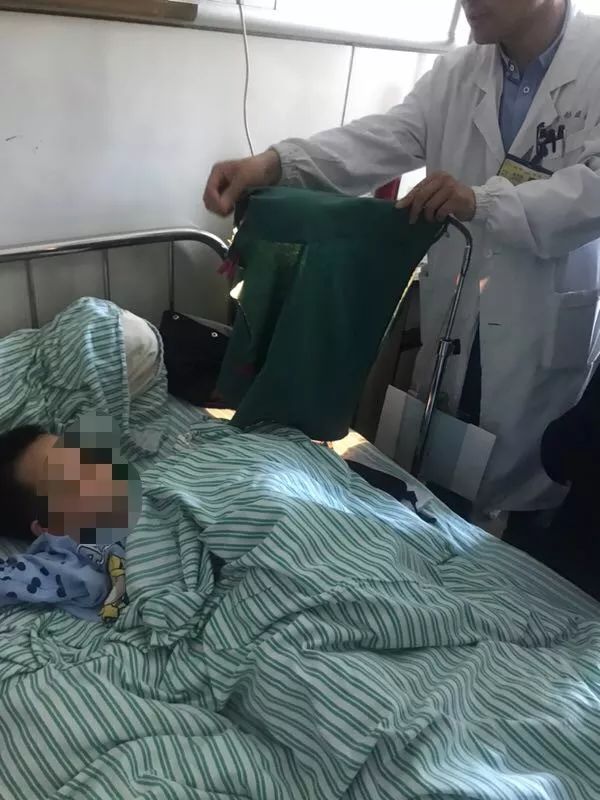 嚇哭！6歲男孩被夾斷手指 罪魁禍首竟是校服