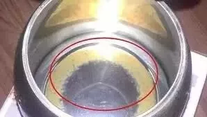 太惡心！女游客竟用酒店燒水壺煮自己的臟內褲