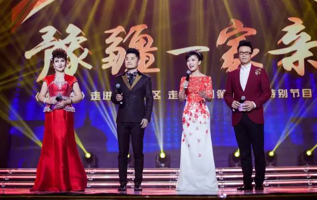 主持人：白燕升、龐曉戈、關楓、熱娜·古麗（從右到左）