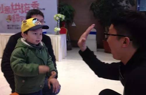 老楊你真心的是童心未泯啊，來，跟叔叔Give Me Five！