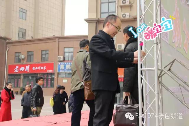 寒江副總監(jiān)親力親為，事無巨細(xì)。偶像真是暖暖惹人愛呢！
