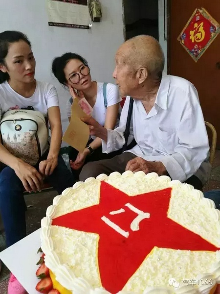 二姐們認真聽老兵講抗戰的故事，老人年事已高，記憶都是轟炸！轟炸！轟炸！