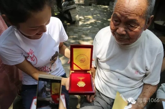 老兵聽不到我們在說什么，今年98了。
