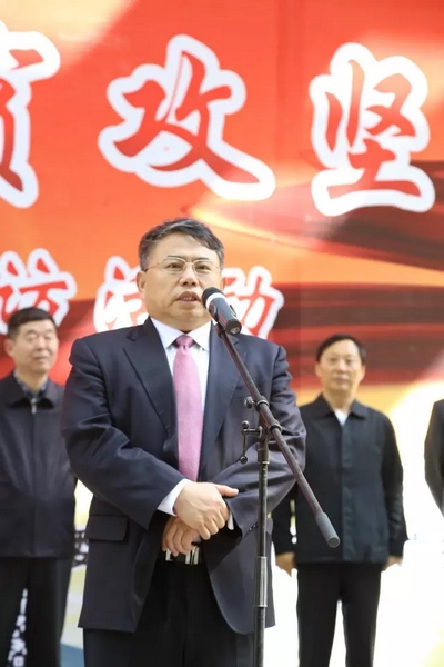 省委宣傳部副部長、省新聞出版廣電局局長朱夏炎宣布《打贏脫貧攻堅戰》大型采訪活動正式啟動。