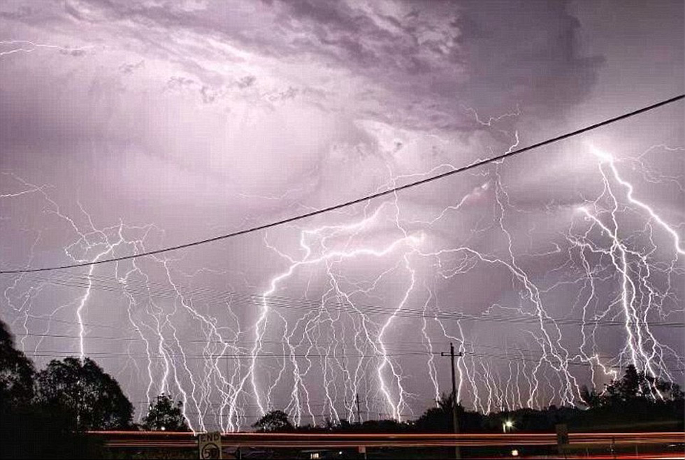超10萬次雷電襲擊布里斯班 電光沖天場(chǎng)面震撼