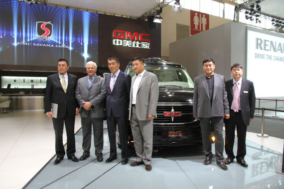 北京國(guó)際車(chē)展上,全新GMC S系列頂級(jí)商務(wù)車(chē)在亞太區(qū)首發(fā)。圖為企業(yè)領(lǐng)導(dǎo)與新車(chē)合影。