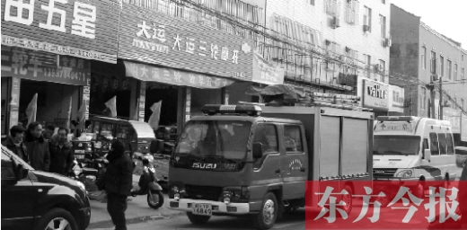 火災發生后，袁厲害家門前的大路上停滿了消防車和警車