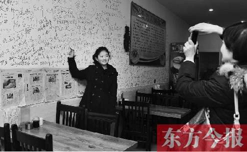 東方今報(bào)“一碗面的溫暖”還在延續(xù)，媒體和愛(ài)心人士的吃面接力熱情不減。