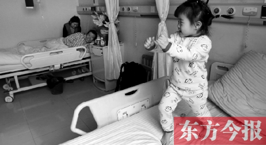 2月7日，春節前的第3天，雖然傷口很是疼痛，但3歲女兒可愛的“騎馬舞”是李剛最好的“止痛藥”