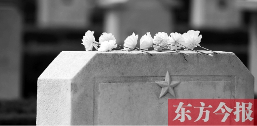 清明假期里，各界人士來到鄭州烈士陵園，緬懷先烈。一座無名烈士的墓碑上，擺放著人們帶來的白花