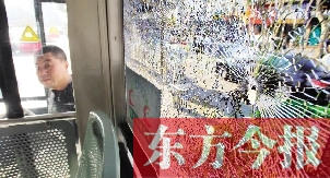 4月6日，鄭州市108路公交車一整塊車窗玻璃被鋼珠擊碎