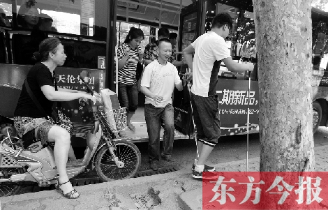 每到下車時，宋鵬（右一）和胡興開（右二）都很艱難，好在周圍的市民都挺照顧的