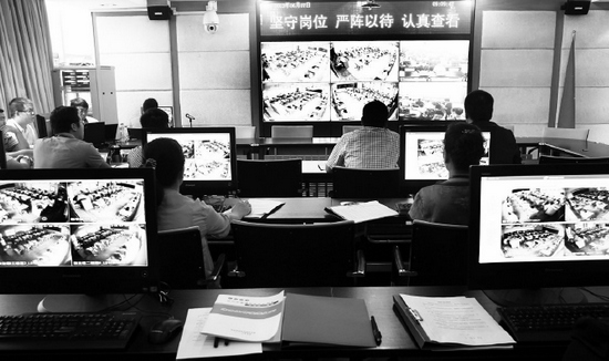 2013年高考首日，鄭州市國家考試考務指揮中心內，工作人員通過監控器遠程監考