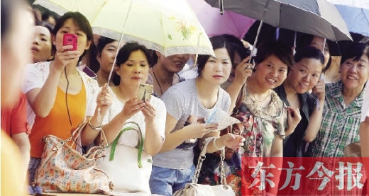 7月6日，鄭州市文化路省實(shí)驗(yàn)中學(xué)小升初測評點(diǎn)，家長們聚集在一起，焦急地等待自己的孩子走出考場