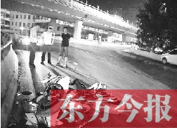 昨日凌晨3時，鄭州市區(qū)河醫(yī)立交橋下，交警在勘察現(xiàn)場