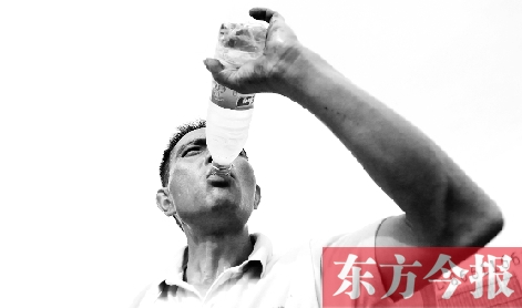 高溫天氣下，鄭州自來水搶險(xiǎn)工人老趙經(jīng)常是喝水趕不上出汗