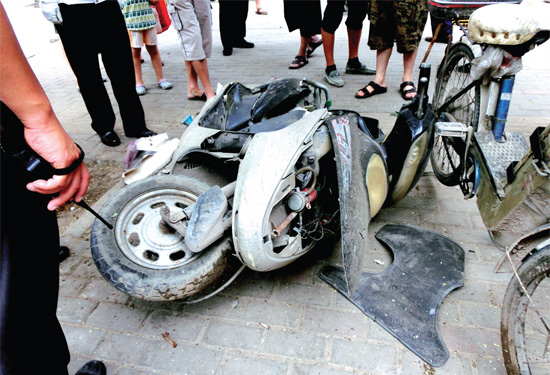 8月3日，棉紡路與六廠前街交叉口附近一輛水泥罐車突然爆胎，路邊一輛電動車被沖擊波震翻報廢