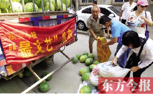 昨日，得知“最文藝瓜農”祁老漢（左一）被困，市民紛紛購愛心瓜