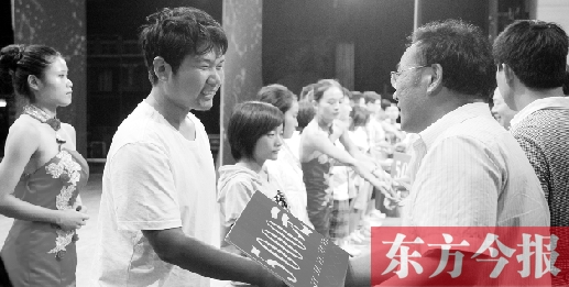 8月25日，河南電視臺(tái)8號(hào)演播廳，寒門學(xué)子每人拿到了5000元助學(xué)金