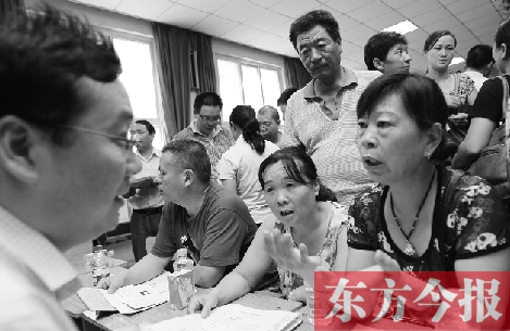 帶著孩子小升初的諸多疑問，眾多家長（右）向教育部門咨詢