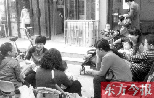 鄭州未來路附近的一家小兒推拿店，等待為孩子做推拿的家長(zhǎng)在門口排起了隊(duì)