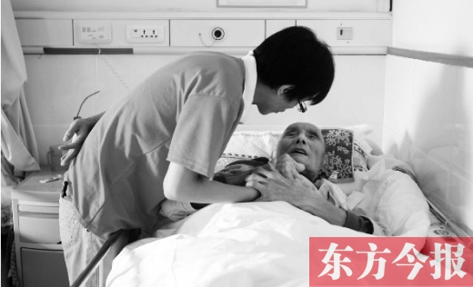 10月11日，鄭州愛(ài)馨養(yǎng)老集團(tuán)。護(hù)工對(duì)老人無(wú)微不至地關(guān)懷照顧