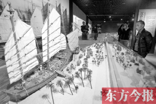 10月19日，大海的方向——西沙華光礁一號(hào)沉船寶藏展在省博物院舉行。圖為一位市民在觀看當(dāng)時(shí)（宋朝）工