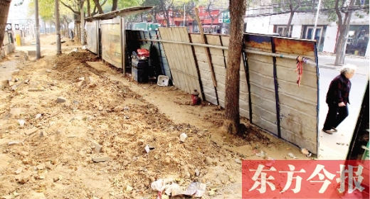 鄭州市紅專路與政七街交叉口，一工地“圍而不動(dòng)”，步行者只好擇路而行