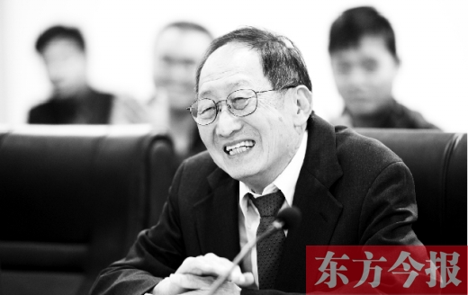 10月24日，美籍華人、諾貝爾物理學獎獲得者崔琦先生來鄭訪問