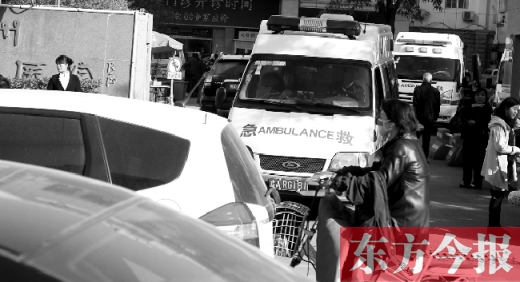 馬路上的機動車越來越多，臨著大路鄭州市第一人民醫(yī)院門口，出急診的救護車常常遭遇堵車