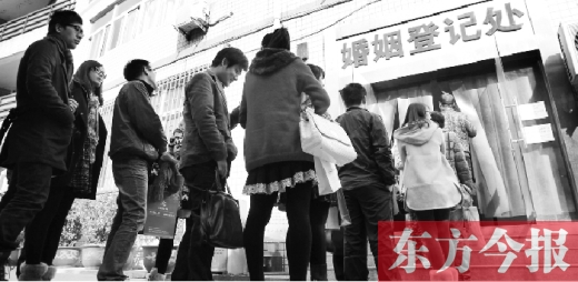 昨日，鄭州市中原區(qū)婚姻登記處等待“領(lǐng)證”的情侶們將隊(duì)伍延伸至辦事大廳大門(mén)外
