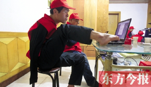 12月2日，一名“豫殘聯(lián)盟”志愿者正通過(guò)網(wǎng)絡(luò)、微博等聯(lián)絡(luò)著各地殘疾人朋友 東方今報(bào)首席記者 張曉冬