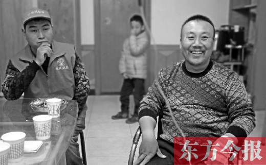 12月2日，“豫殘聯(lián)盟”辦公室里，袁海軍打著點(diǎn)滴與殘疾人朋友們探討著接下來的公益事業(yè)