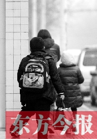 一名學生背著書包走出校門準備回家。教育部發布規定，其中明確規定教師收禮、有償補課等行為將受到相應處分