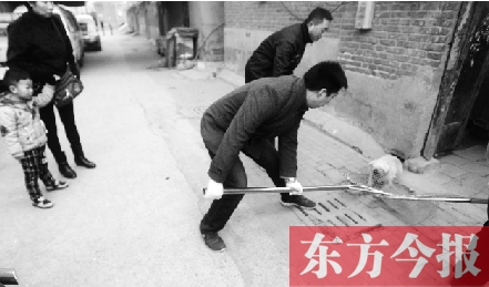 12月3日，鄭州市隴海路。執(zhí)法人員對一只“辦了證卻不系繩”的狗進行捕捉
