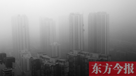 昨天早上，鄭州氣象臺發(fā)布大霧紅色預(yù)警，在霧霾籠罩下，鄭州市區(qū)的高樓大廈隱約可見