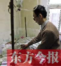 54歲的老楊把自己當做護士，不離不棄照顧著已成“植物人”的母親
